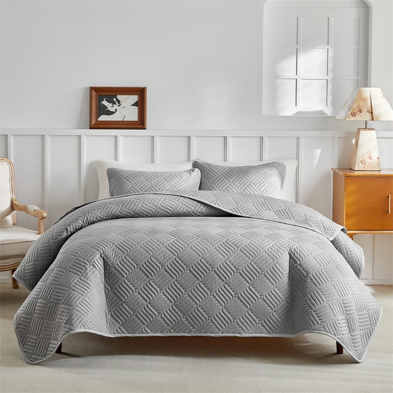 Lightweight Queen Quilt Bedding Set with Cloud Pattern – Soft Polyester Bedspread and 2 Pillow Shams for All Seasons